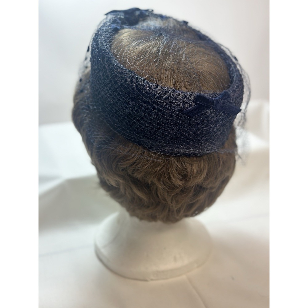 Union Made Women's Navy Hat With Netting on the open top/side. Union Made 1950's - Picture 5 of 12